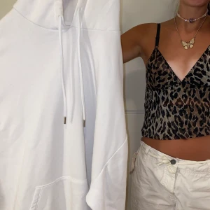 Vit hoodie - Vit oversized hoodie från COLLUSION! Säljer för att jag använder för sällan!🤍🤍🤍 Pris går att diskutera!