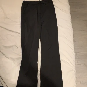 Misslisibel x NAKD  - Köpte dessa kostymbyxor när kollektionen släpptes för 499, fanns redan lite slarvfel på byxorna som uppe på bilden därav priset men byxorna funkar utmärkt, men för små på mig. Kan mötas upp i Stockholm 