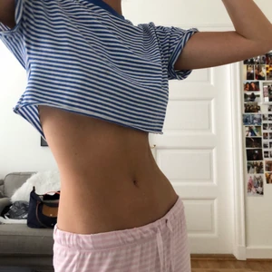 Striped Cropped Shirt 🥰 - säljer den fina tröja från pull and bear som fått ingen användning :( passar M också, frakt tillkommer!! <3