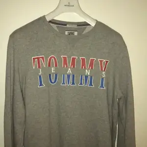 Grå sweatshirt från Tommy Jeans. Storlek L använd fåtal gånger. Vid leverans beror det på vad det kostar att skicka😇
