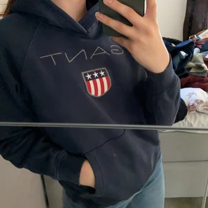 Gant hoodie  - Mörkblå gant hoodie i barnstorlek men passar XXS, knappt använt så är som ny. 