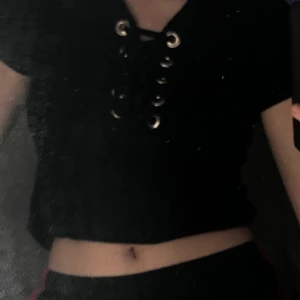 Superfin topp med snörningar / detaljer - Superfin topp med snörningar / detaljer . Toppen / T-shirt är köpt från New Yorker & är använd väldigt få gånger. ( ca 1 gång ) Den är helt i nyskick och super gullig. Kolla biograf för frakt m.m, andra frågor - skriv ett dm så är jag snabb på att svara ☺