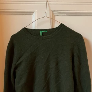 United colours of benetton kashmir - Härlig mjuk tjocktröja i kashmir. Varm och mysig, fin djup grön färg.