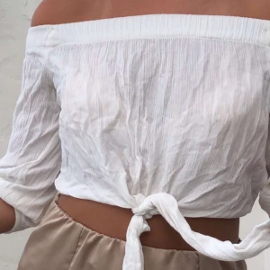 En söt topp, behövs strykas - En fin topp som behlvs streckas men annars jätte fin med inga fel, säljs pågrund av att den är för liten. Frakten står köparen för, brukar vara runt 60kr😁