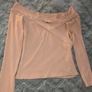 Nelly.com - Säljer min jättefina tröja ifrån Nelly.com. Den är lite off shoulder o passar jätte bra till festligheter. Den är ribbad och materialet är lite som satin. Den sitter tajt och är i storlek S. 