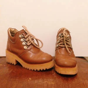  - Bruna platåskor i fejkläder, storlek 36. Billiga eftersom en av hyskorna på högerskon har åkt av, vilket syns på tredje bilden. Det syns knappt när en har på sig skorna och knutigt skosnörerna. Jag möts gärna upp i Stockholms-området, city/Odenplan.