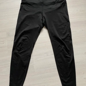 Svarta träningstights - Svarta basic träningstights från H&M:) Frakt: 45kr