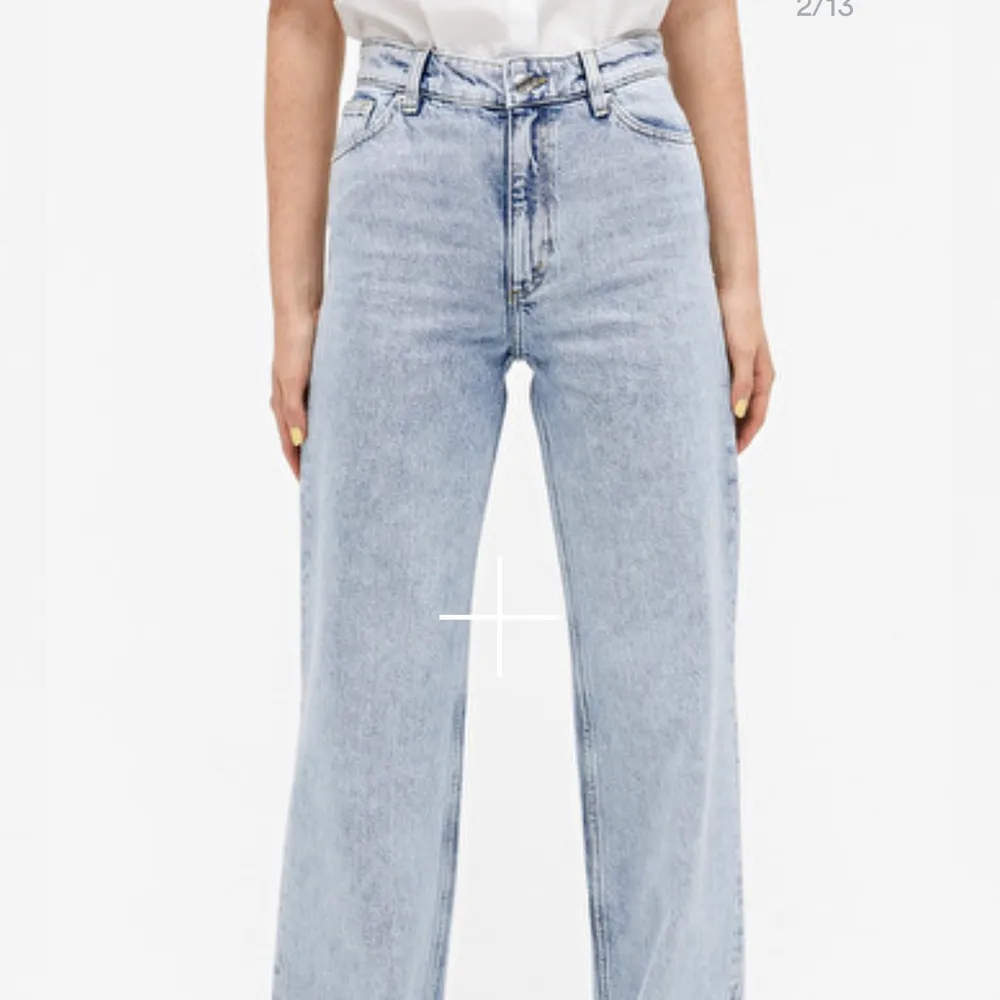 Säljer dessa snygga byxor ifrån Monki. Knappt använda. Dem är i bra skick. Dem är i storlek 29 (En M). Dem sitter bra.✨✨. Jeans & Byxor.
