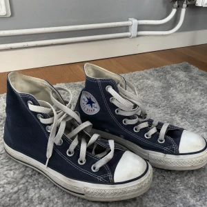 Converse - Dessa mörkblå skit snygga converse som tyvärr är för små för mig (alltid varit en favorit)! Möjligtvis lite smutsig men absolut inte slitna eller trasiga någonstans! Köparen står för frakten💓💓 
