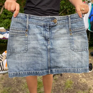 Kjol -  Storlek: 40kr Pris: 80kr Frakt:  66kr Hör av dig om du är intresserad eller har några frågor kram💞💞