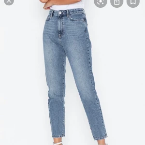 helt nya dagny mom jeans 34 - Säljer ett par helt nya dagny mom jeans 34