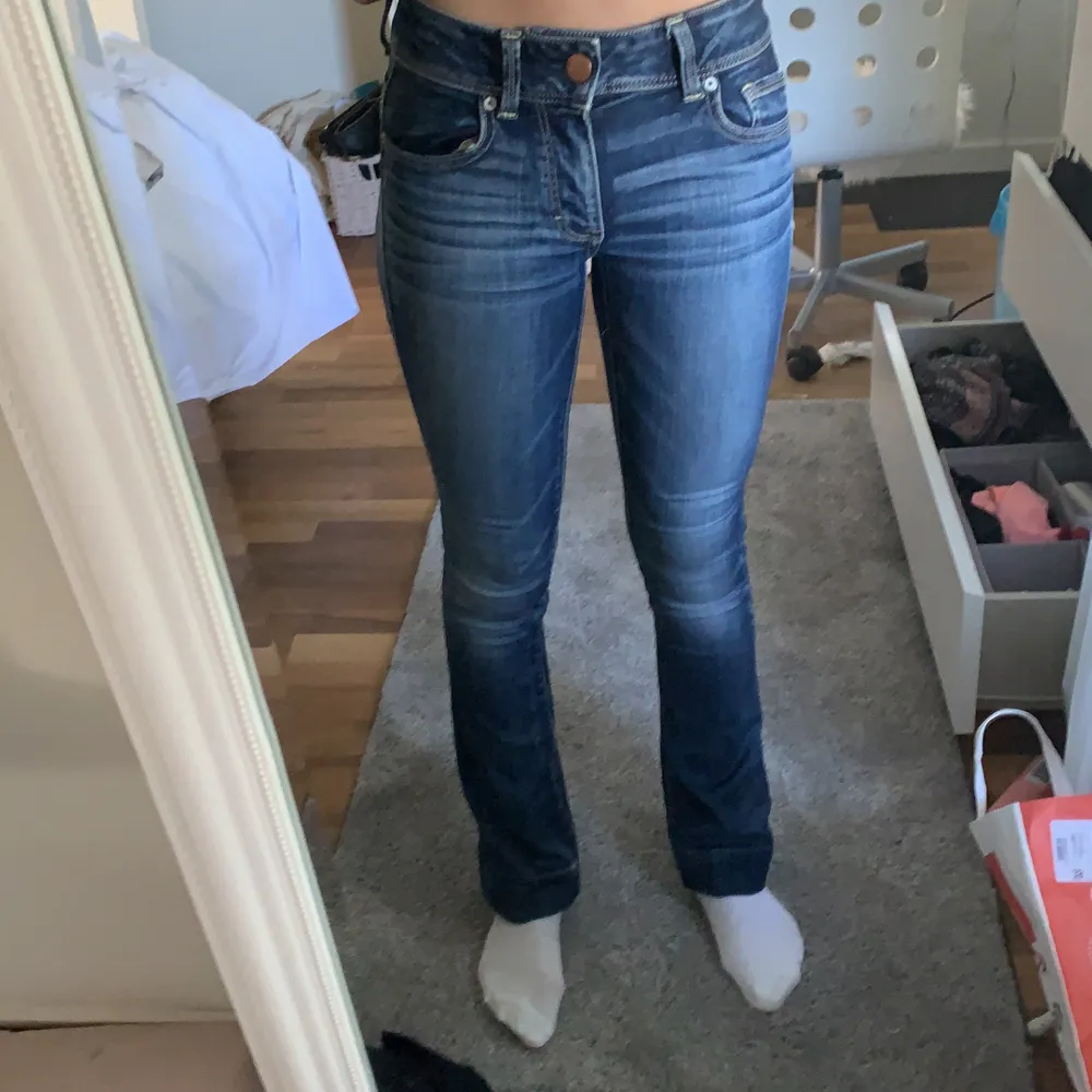 Ett par mörkblåa lågmidjade jeans från American Eagle, storleken står inte kvar men jag är en xs/32 och är 162 cm lång, dom är i superstretch, säljer dom för 100kr+ frakt, möjligtvis budgivning om det är flera intresserade💕. Jeans & Byxor.
