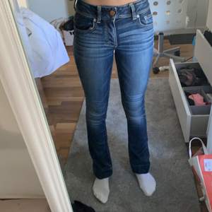 Ett par mörkblåa lågmidjade jeans från American Eagle, storleken står inte kvar men jag är en xs/32 och är 162 cm lång, dom är i superstretch, säljer dom för 100kr+ frakt, möjligtvis budgivning om det är flera intresserade💕
