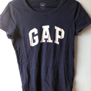 Mörkblå GAP t-shirt. Storlek S. Bra skick (frakt tillkommer då står köparen för den)