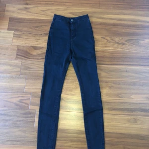 Stl XS - Svarta tighta jeans från Vero Moda, knappt använda.