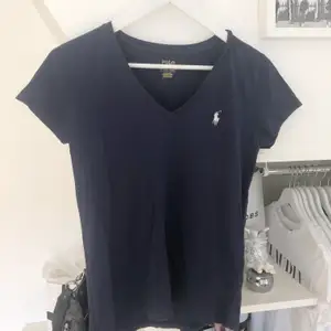 Marinblå Ralph Lauren T-Shirt Helt oanvänd! Storlek S, passar XS!