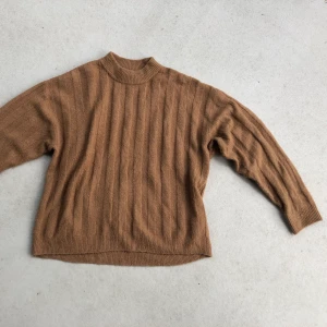 Stickad tröja  - Storlek M men sitter bra på S. Begagnat skick, dock använd med kärlek. Väldigt elastisk. Älskad tröja, men måste säga hejdå nu vid garderobsrensning.