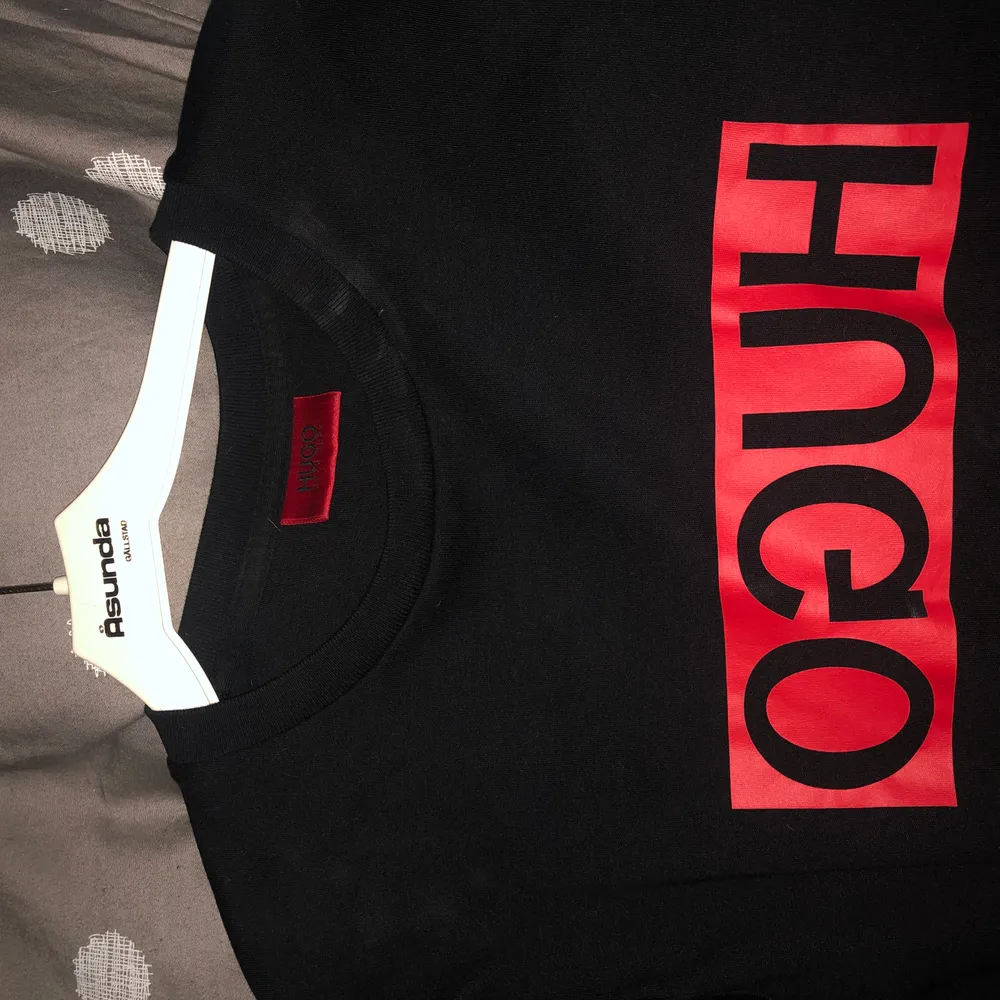 En tröja från Hugo boss. Rött tryck. Nästan aldrig använd. Säljes pga för liten. Köpt på johnells. Storlek S. Tröjor & Koftor.