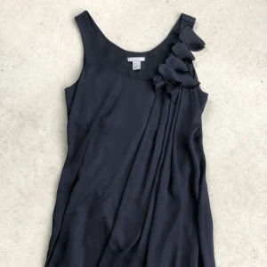 Klänning H&M - Fin klänning från H&M. Storlek 36. Använd ca 2 gånger. Väldigt fint skick. Len och rörlig.