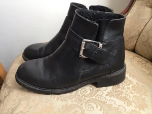  - Svarta Ten Points-kängor med rejäl sula. Fint skick.
