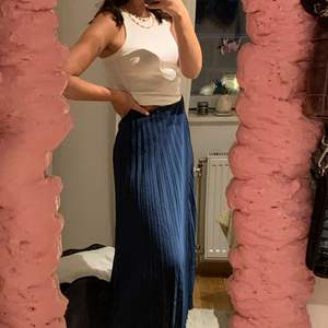Jättefin kjol från zara som passar både XS och S, kommer inte till användning för mig längre💕💕 köpt för 400kr