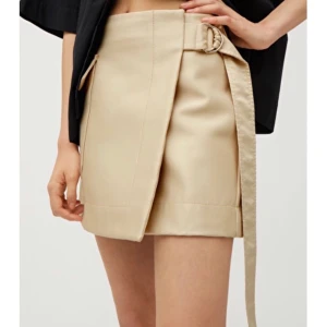 Beige kjol, prislapp kvar! - Strl M, prislapp kvar. Finns på Weekdays hemsida! 