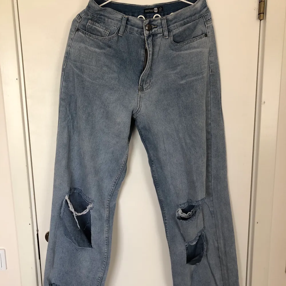 the iconic boohoo jeans med hål i storlek 38🤩 använda 3 gånger typ så i nyskick. ansvarar inte för postens slarv och skriv om du undrar någonting🥰. Jeans & Byxor.