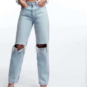 Gina jeans  - Säljes dessa populära jeans då de är för stora för mig men har tagit bort prislappen så kan inre skicka tillbaka. De är heeeelt oanvända. Säljer för 660kr ink frakt och då får man spårbar frakt