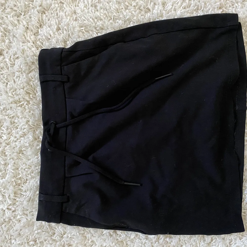 Enkel svart kjol från Only med snörning fram, storlek XS men är väldigt töjbar så funkar mindre och större. 100kr, frakt tillkommer . Kjolar.