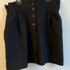 Svart kjol - Snygg svart kjol ifrån zara! Knappt använd. Frakt tillkommer 