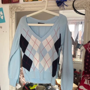 Supersöt tröja  - Säljer denna tröja, står strlk L men är mer en M. Frakt: 66kr💞💞 om flera vill ha den blir det budgivning. Senaste bud: 150kr + frakt