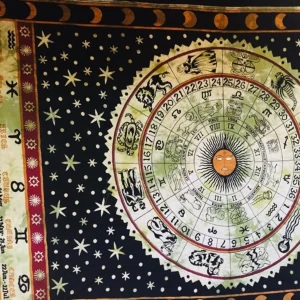 Väggbonad/duk astrologi stjärntecken  - En superfin duk/väggbonad med astrologi-zodiac cirkeln. Svart bakgrund och grön cirkel samt stjärnor. Månfaser som ram runtomkring. I superbra skick! Mått: 140x160 cm. 