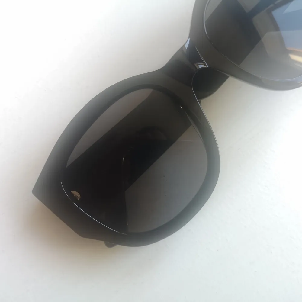 Solglasögon från CARIN WESTER, nyskick! Inköpta förra året och endast provade. Påse och fodral ingår. Säljer för 100 kr + frakt eller högstbjudande. Kan också mötas upp vid Mariatorget. . Accessoarer.