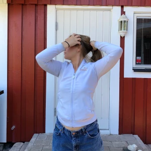 Puma träningströja - En snygg sportig tröja från Puma. Den har några fläckar vid ena armen. Frakt tillkommer:) (Tjejen på bilden har storlek S.) 