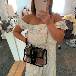 Handväska ZARA - Genomskinlig handväska från zara. I nytt skick bara använd fåtal gånger. 