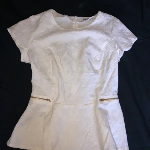 Topp från Zoul denim - Spets topp från Zoul denim, dragkedja i ryggen. Finns 2 små fläckar bak på som nog går att få bort. Storlek 36, pris; 100kr.