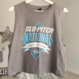 Beyond retro linne  - Säljer detta linnet från beyond retro som jag aldrig använt (lappen sitter kvar). Om du är intresserad tveka inte på att skriva till mig☺️. FÖRST TILL KVARN⚠️ KÖPAREN STÅR FÖR FRAKTEN⚠️