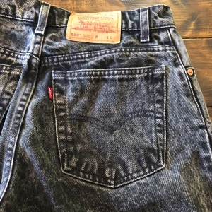 Levis jeans  - Säljer mina älskade Levis jeans. Köpta i London vintage. Växte tyvärr snabbt ur dem så de är sparsamt använda av mig och i väldigt fint skick! Står enbart L men nedan finns mer specifika (ca) mått. Innerben 80 cm / Midja: 80 cm / Höft: 100-105 cm 
