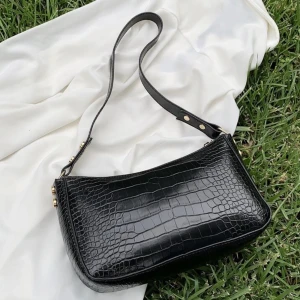 Svart väska  - Säljer min axelremsväska i lädermönster. Helt oanvänd och bra skick. 150kr exkl frakt. Hör av dig om du är intresserad! 