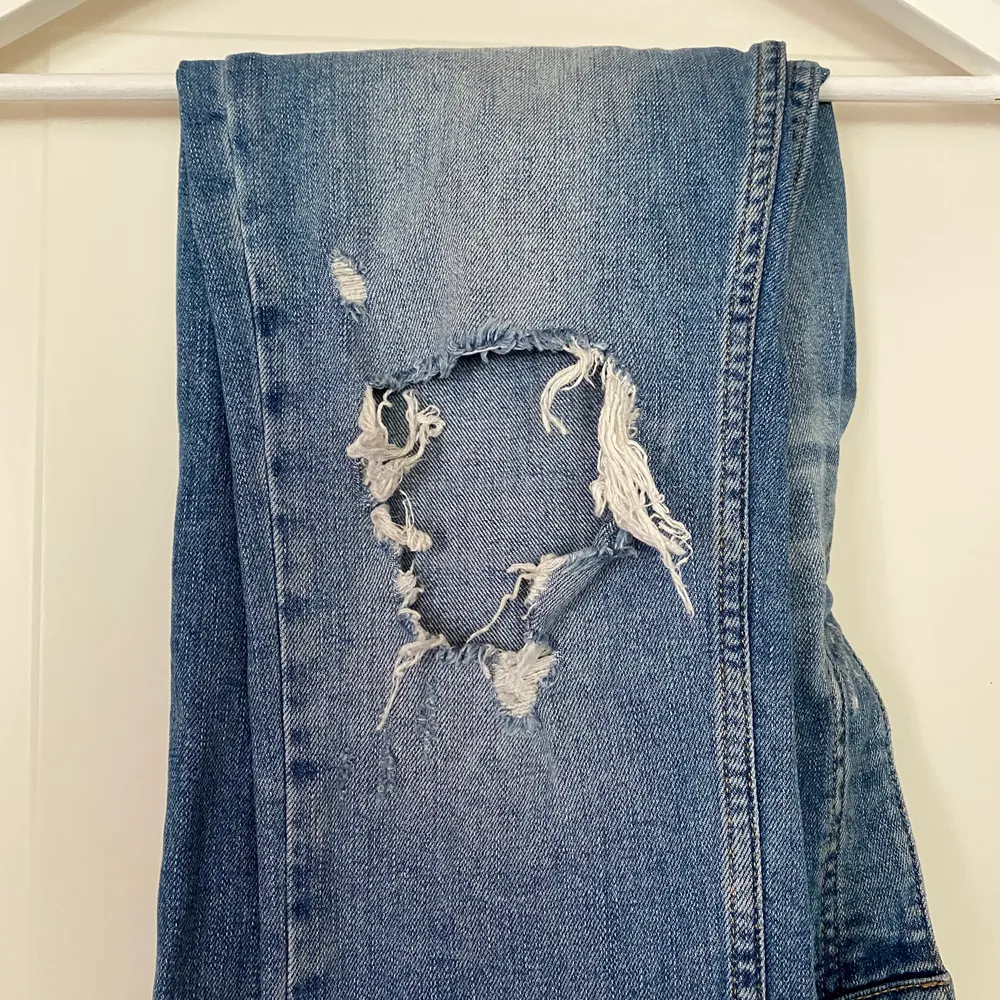 Slitna jeans med hål från Gina Tricot strl 40 men passar även strl 36-38 för en oversized känsla. Färgen på bilden är inte rättvis då jeansen är i en ljusare tvätt (syns lite tydligare på bild 2-3). Fraktkostnad tillkommer // kan möta upp runt Karlshamn. . Jeans & Byxor.