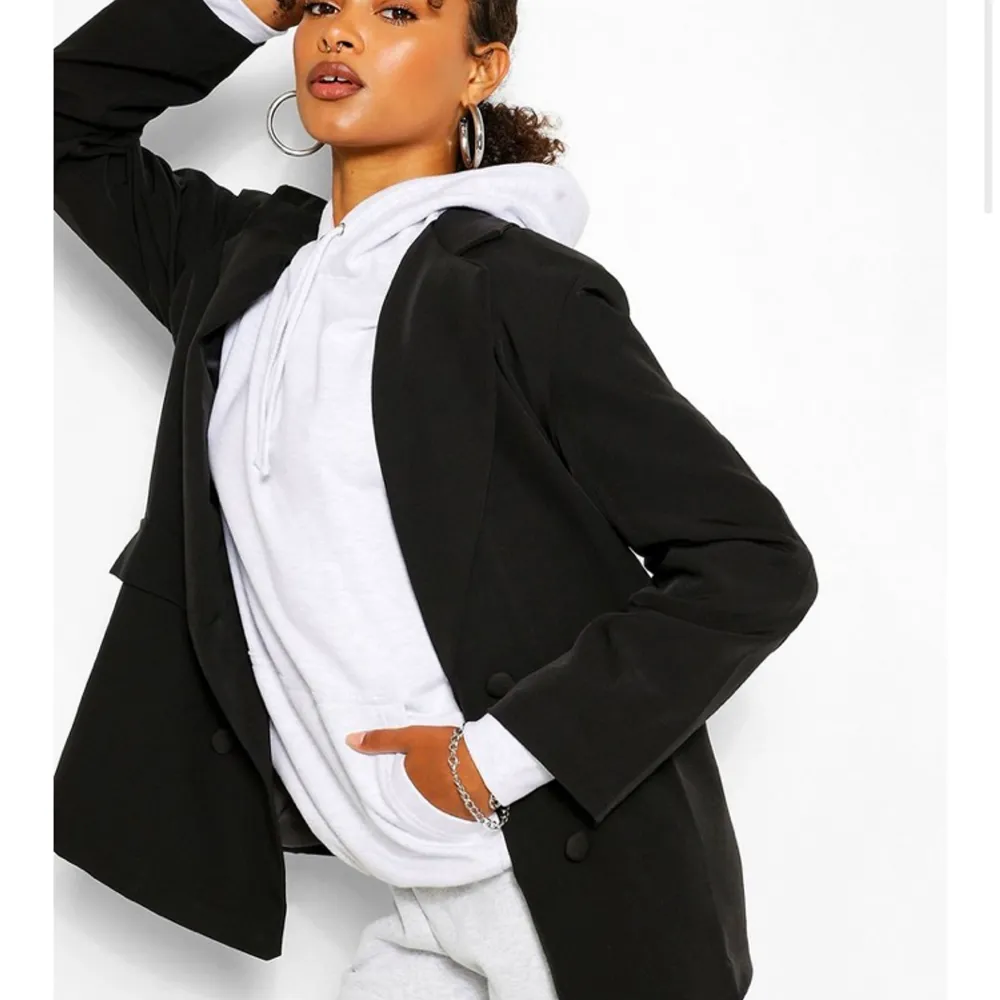 Sjukt snygg blazer i oversize modell från Boohoo, funkar även som klänning. Använd 1 gång. Storlek 36, priset är inklusive frakt ☺️. Kostymer.