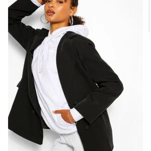 Oversize blazer - Sjukt snygg blazer i oversize modell från Boohoo, funkar även som klänning. Använd 1 gång. Storlek 36, priset är inklusive frakt ☺️