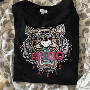 Kenzo t-shirt - Säljer min kenzo t-shirt då det inte är min stil längre, nypris:900 säljer för 400 eller högsta bud💞har även kvar förpackningen tröjan låg i 