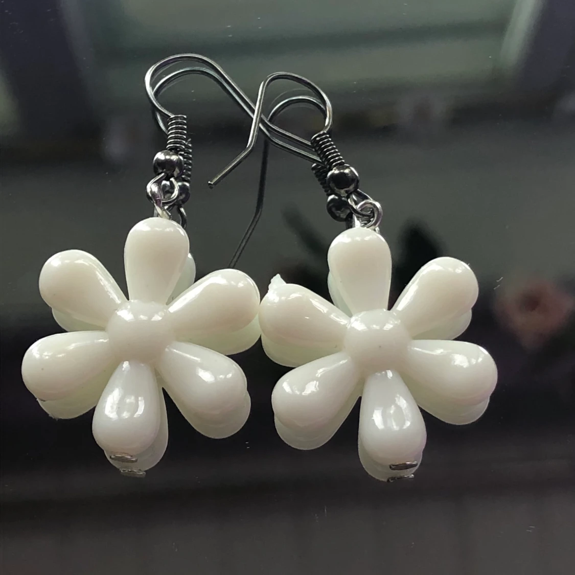 Örhängen med vita blommor