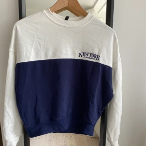 Tröja  - Collagetröja från Hm använd en gång. Tröjan är lite croppad. Säljer pga att jag it använder den💕