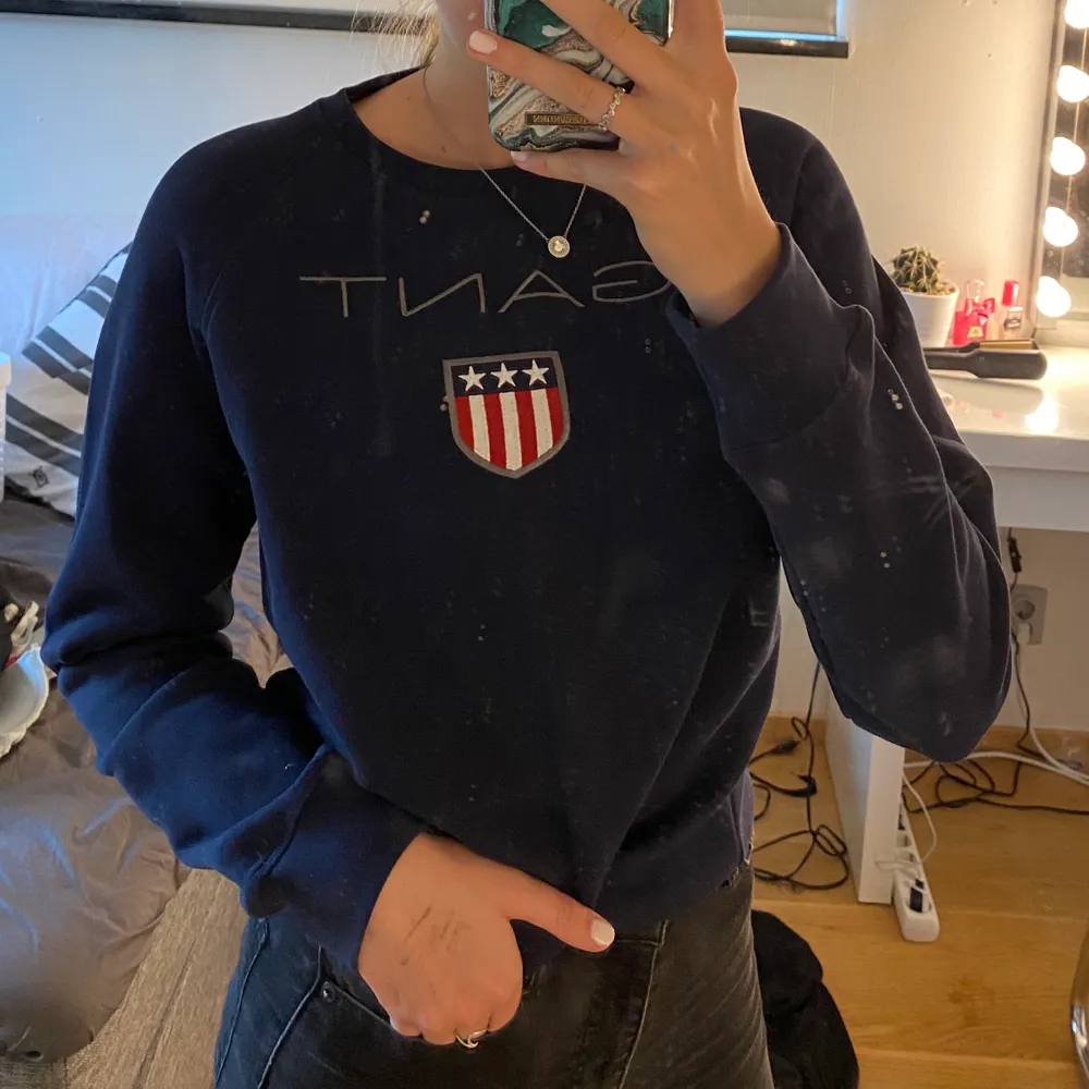 Marinblå sweatshirt från Gant, aldrig använd tyvärr men den är superskön och fint skick🥰  skriv om du har någon fråga💕 priset går att diskutera😋. Hoodies.