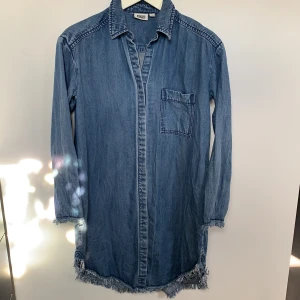 Jeansskjorta/jacka från WEEKDAY  - Användbar längre jeansskjorta som kan användas både som jacka, skjorta och klänning. Väldigt fint skick och något oversized då jag annars är en M. 