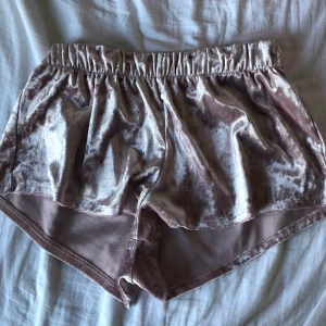 Shorts - Snygga shorts i sammets material, använder aldrig dessa så därför säljer jag domhär. Bra skick!