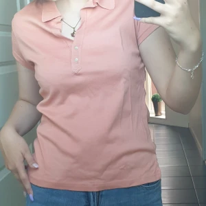 Fin Calvin Klein tröja - En fin aprikos färgad Calvin Klein tröja. Den är nästan aldrig använd. Är i storlek S/M