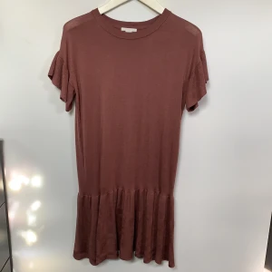 Klänning från H&M  - Tunt stickad klänning/tunika med volang från H&M i storlek XS. Otroligt skön. Tyvärr något liten för mig som annars är en M. Ink frakt 100 kr. 